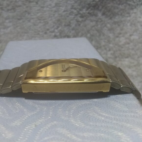 Seiko Quartz Watch Women 1F20-5K00 Half Moon Gold Bracelet New Bat Works Great ! main image 9